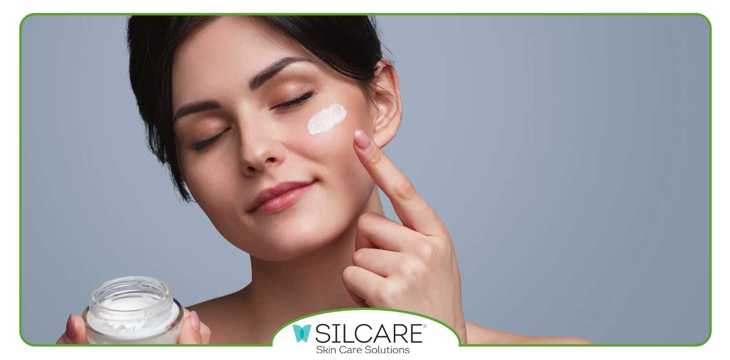 کدام کرم آبرسان برای پوست خشک و کدر مناسب است؟