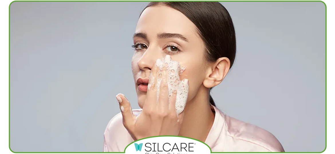 چرا فوم صورت اِس اِی سیلفوم بهتر از شوینده‌ های معمولی است؟