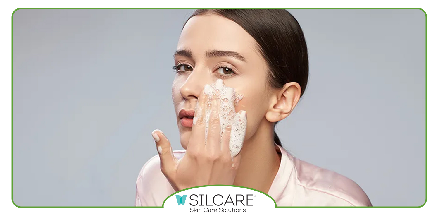 چرا فوم صورت اِس اِی سیلفوم بهتر از شوینده‌ های معمولی است؟